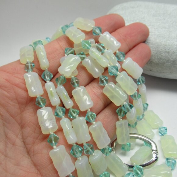 Uranium glass vintage hand knotted bead necklace - Picture 7 of 11